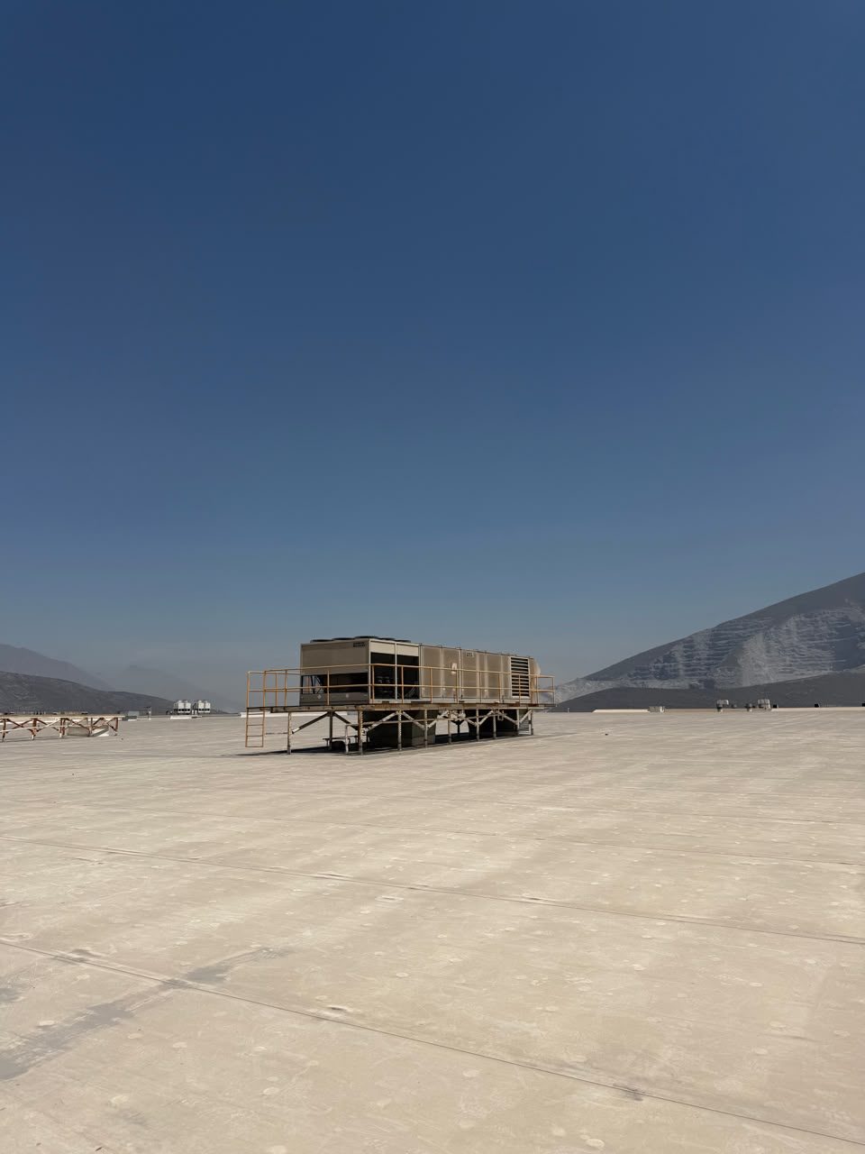Instalación de equipos de filtración FILUPER en azotea industrial